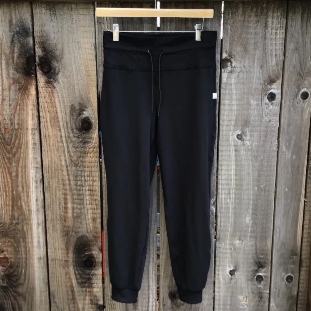 VUORI WOMEN JOGGERS SIZE MEDIUM
